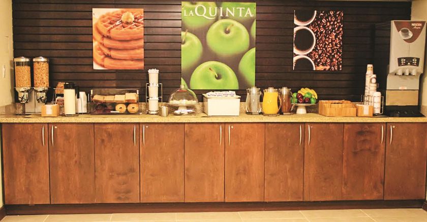 Imagen del bar/restaurante del Hotel La Quinta Inn and Suites By Wyndham Oshawa. Foto 3