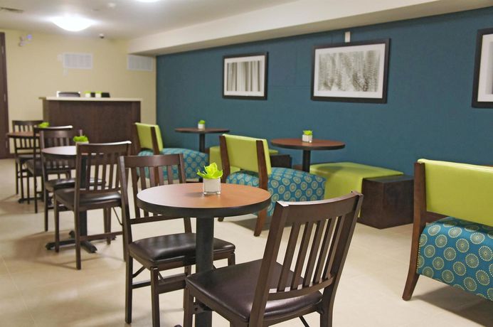Imagen del bar/restaurante del Hotel La Quinta Inn and Suites By Wyndham Oshawa. Foto 4