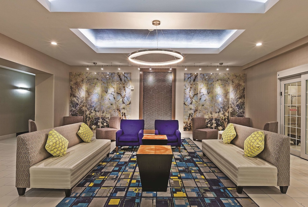 Imagen de los interiores del Hotel La Quinta Inn and Suites By Wyndham Palestine. Foto 17