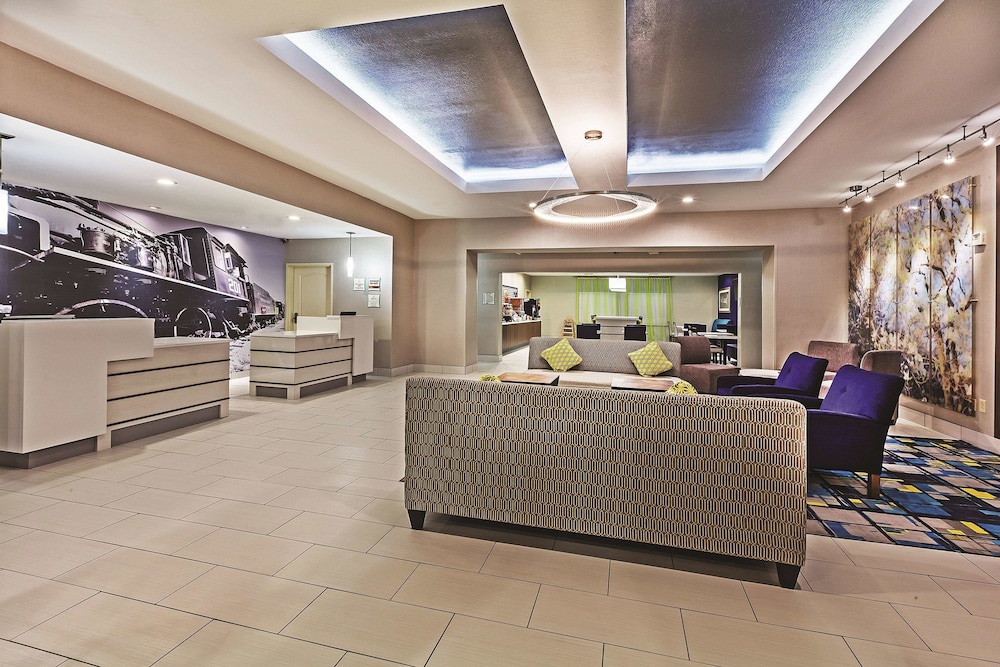 Imagen de los interiores del Hotel La Quinta Inn and Suites By Wyndham Palestine. Foto 18