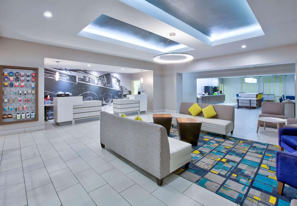 Imagen de los interiores del Hotel La Quinta Inn and Suites By Wyndham Palestine. Foto 19