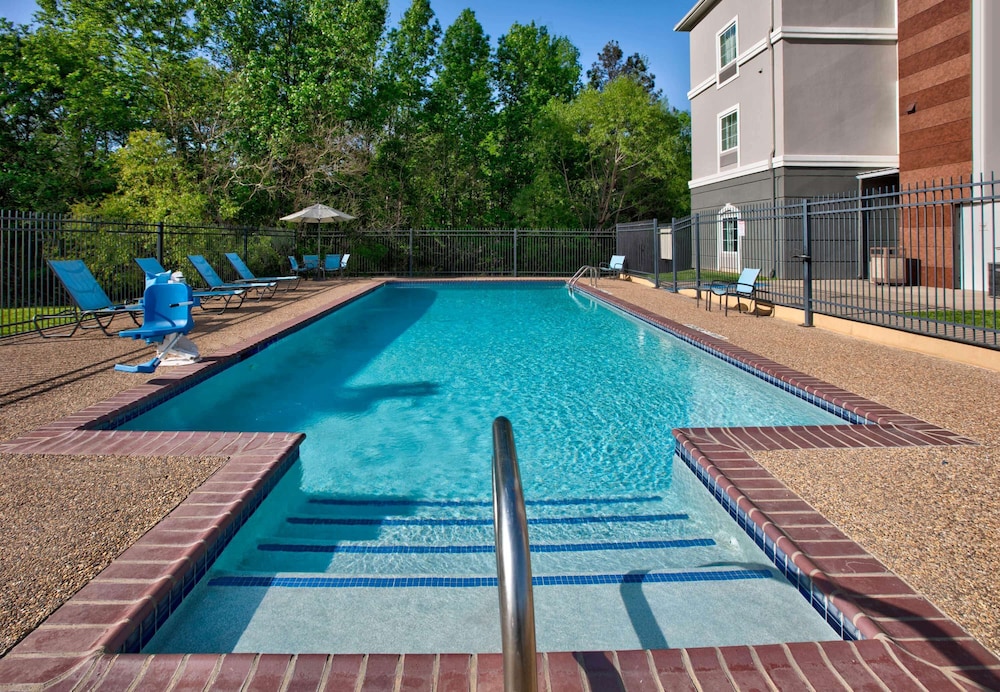 Imagen de la piscina del Hotel La Quinta Inn and Suites By Wyndham Palestine. Foto 20