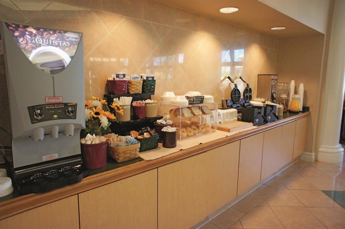 Imagen del bar/restaurante del Hotel La Quinta Inn and Suites By Wyndham Phoenix Mesa West. Foto 3