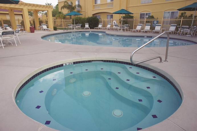 Imagen de la piscina del Hotel La Quinta Inn and Suites By Wyndham Phoenix Mesa West. Foto 12