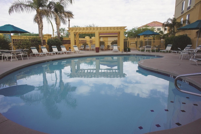Imagen de la piscina del Hotel La Quinta Inn and Suites By Wyndham Phoenix Mesa West. Foto 13