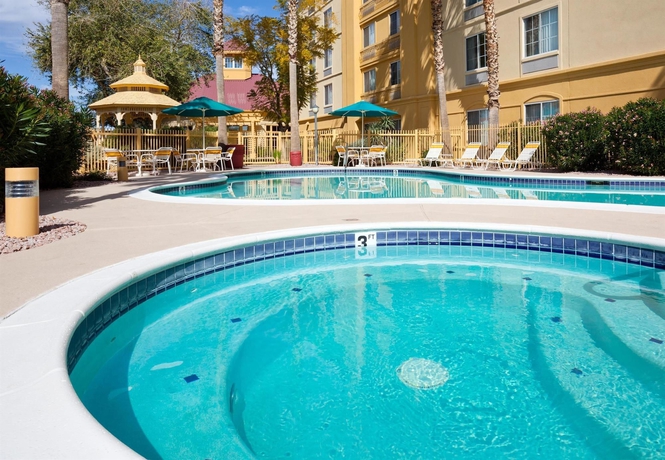 Imagen de la piscina del Hotel La Quinta Inn and Suites By Wyndham Phoenix West Peoria. Foto 15