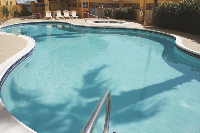 Imagen de la piscina del Hotel La Quinta Inn and Suites By Wyndham Phoenix West Peoria. Foto 16