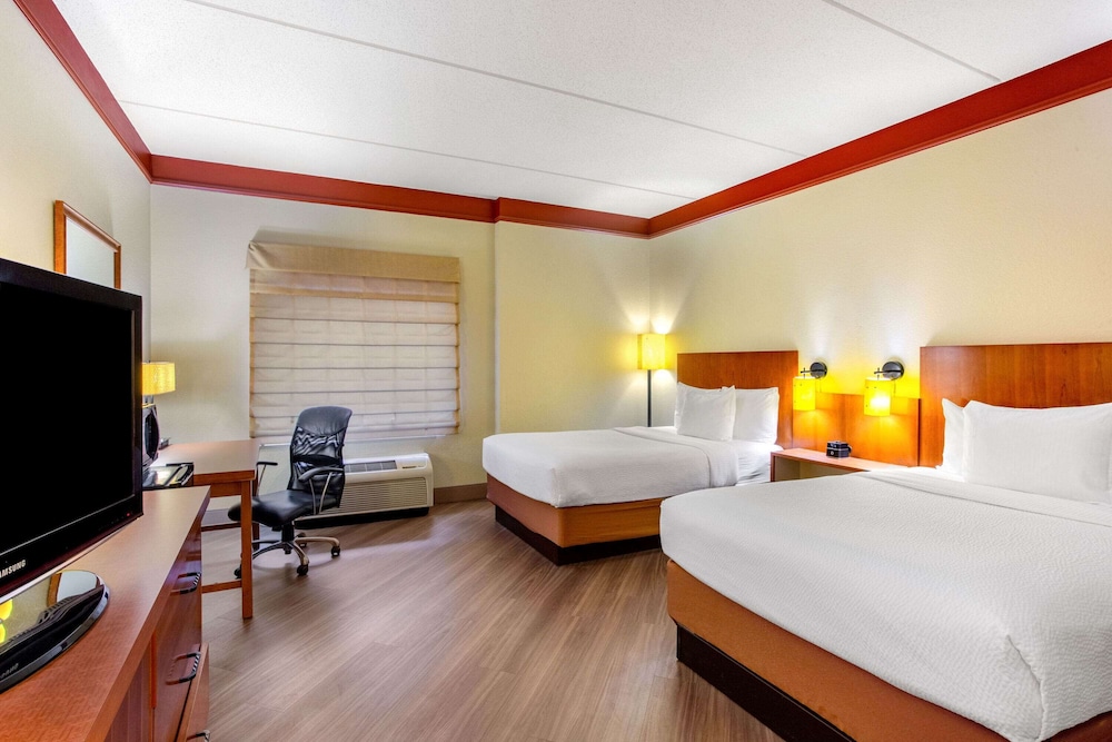 Imagen de la habitación del Hotel La Quinta Inn and Suites By Wyndham Raleigh Crabtree. Foto 8