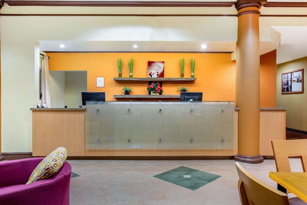 Imagen de los interiores del Hotel La Quinta Inn and Suites By Wyndham Raleigh Crabtree. Foto 19