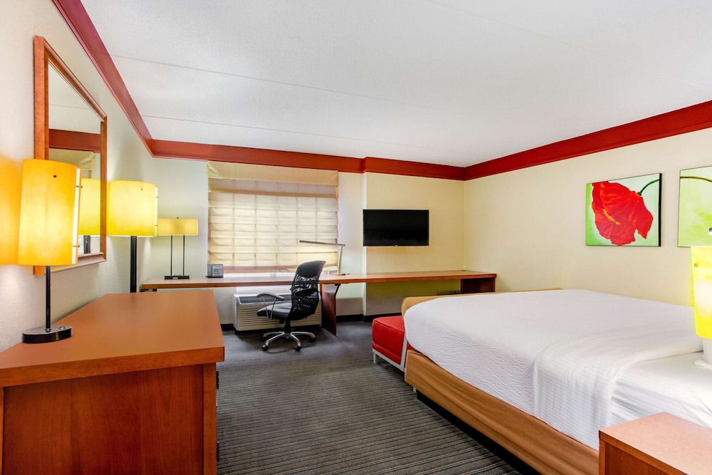 Imagen de la habitación del Hotel La Quinta Inn and Suites By Wyndham Raleigh Crabtree. Foto 13