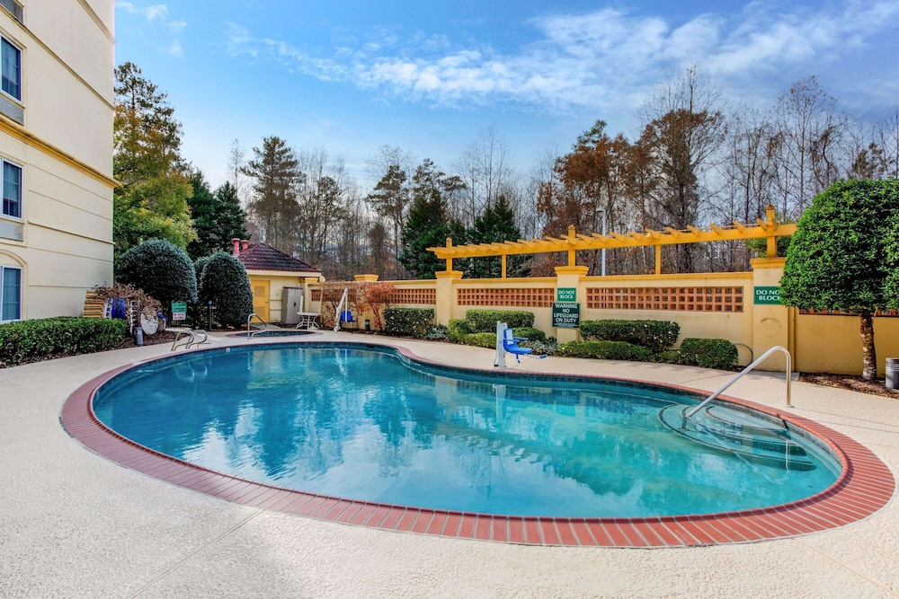 Imagen de la piscina del Hotel La Quinta Inn and Suites By Wyndham Raleigh Crabtree. Foto 20