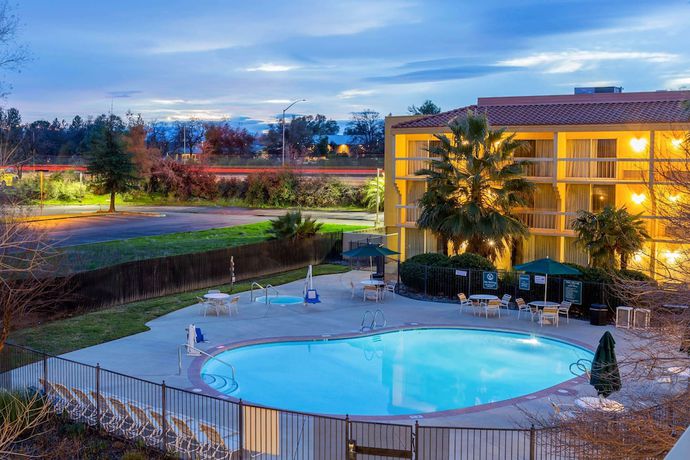 Imagen de la piscina del Hotel La Quinta Inn and Suites By Wyndham Redding. Foto 19