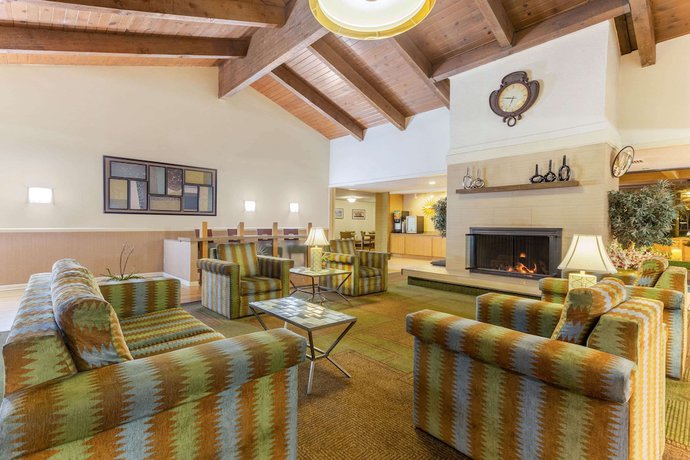 Imagen de los interiores del Hotel La Quinta Inn and Suites By Wyndham Redding. Foto 17