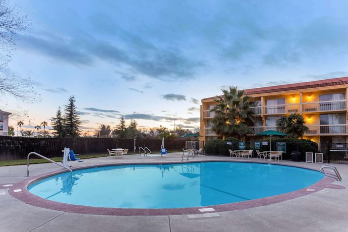 Imagen de la piscina del Hotel La Quinta Inn and Suites By Wyndham Redding. Foto 20