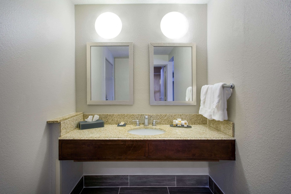 Imagen de la habitación del Hotel La Quinta Inn and Suites By Wyndham Roanoke Salem. Foto 11