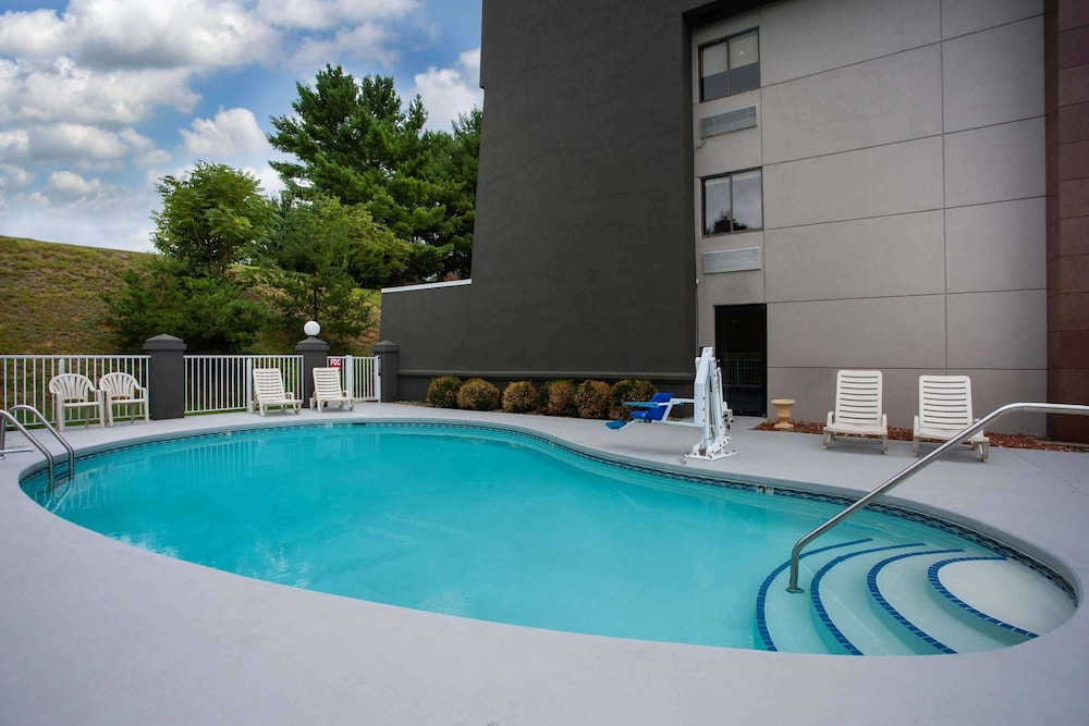 Imagen de la piscina del Hotel La Quinta Inn and Suites By Wyndham Roanoke Salem. Foto 20