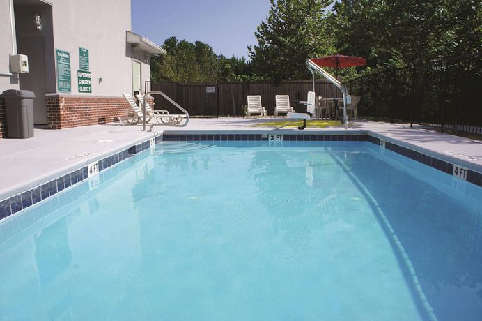 Imagen de la piscina del Hotel La Quinta Inn and Suites By Wyndham Rome. Foto 10