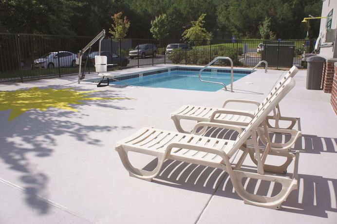 Imagen de la piscina del Hotel La Quinta Inn and Suites By Wyndham Rome. Foto 11