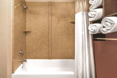 Imagen de la habitación del Hotel La Quinta Inn and Suites By Wyndham Rome. Foto 6