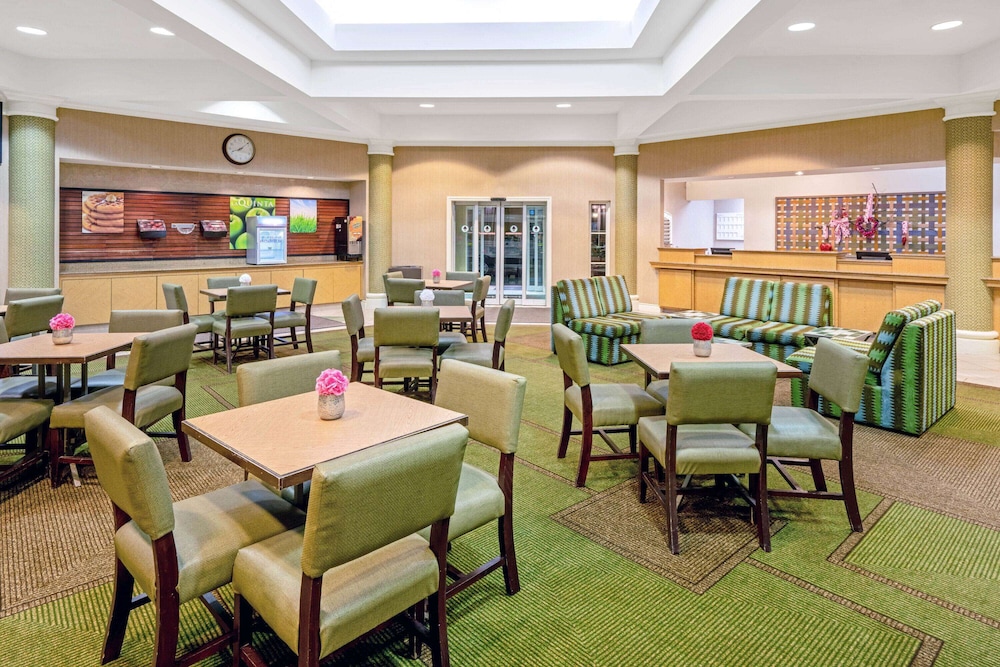 Imagen de los interiores del Hotel La Quinta Inn and Suites By Wyndham Salt Lake City Airport. Foto 18