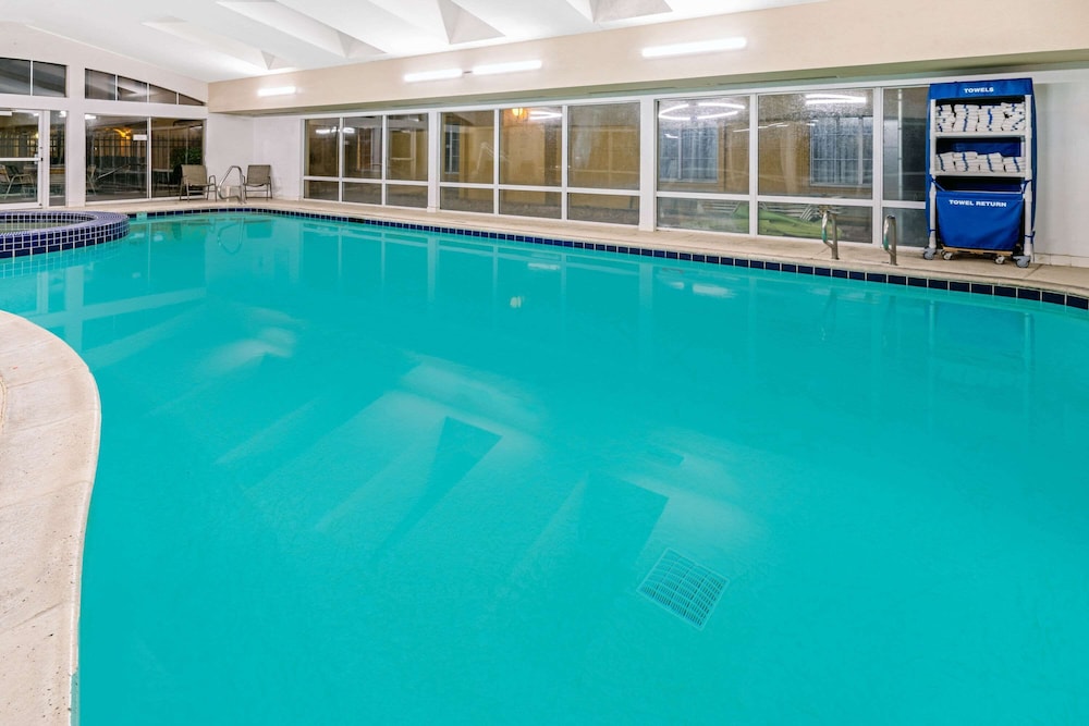 Imagen de la piscina del Hotel La Quinta Inn and Suites By Wyndham Salt Lake City Airport. Foto 20