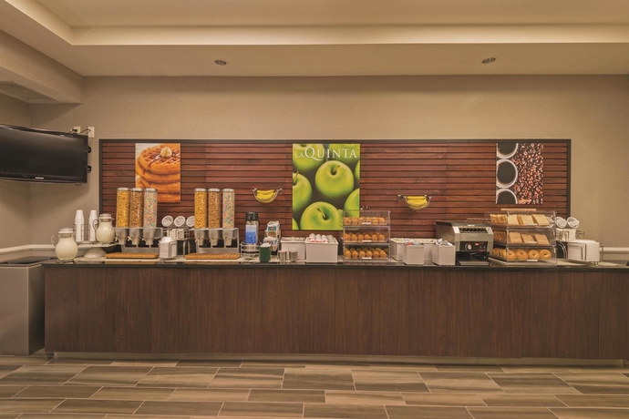 Imagen del bar/restaurante del Hotel La Quinta Inn and Suites By Wyndham San Antonio Airport. Foto 4