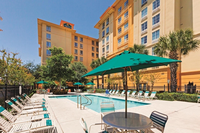 Imagen de la piscina del Hotel La Quinta Inn and Suites By Wyndham San Antonio Airport. Foto 16