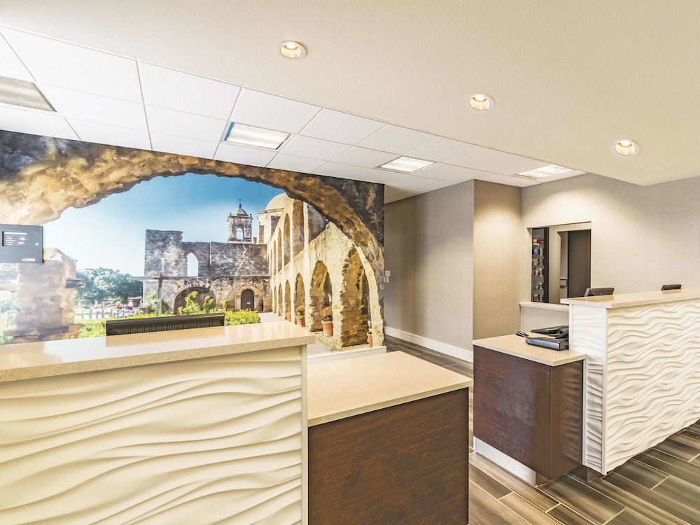 Imagen de los interiores del Hotel La Quinta Inn and Suites By Wyndham San Antonio Downtown. Foto 18