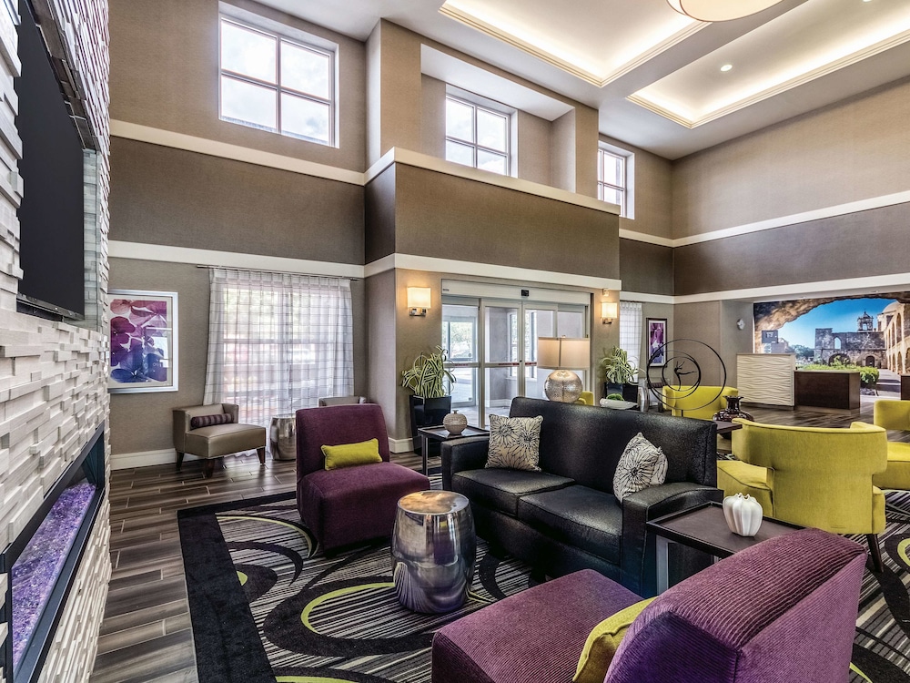 Imagen de los interiores del Hotel La Quinta Inn and Suites By Wyndham San Antonio Downtown. Foto 19