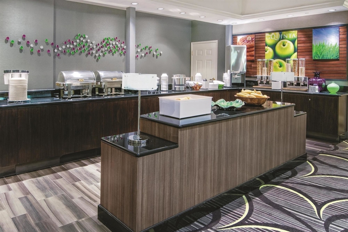 Imagen del bar/restaurante del Hotel La Quinta Inn and Suites By Wyndham San Antonio Riverwalk. Foto 3