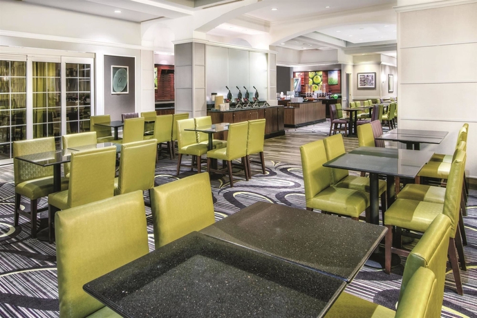 Imagen del bar/restaurante del Hotel La Quinta Inn and Suites By Wyndham San Antonio Riverwalk. Foto 4