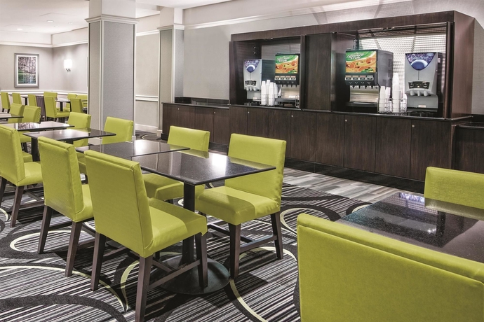 Imagen del bar/restaurante del Hotel La Quinta Inn and Suites By Wyndham San Antonio Riverwalk. Foto 5