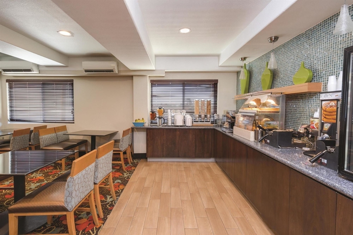 Imagen del bar/restaurante del Hotel La Quinta Inn and Suites By Wyndham San Diego Mission Bay. Foto 4