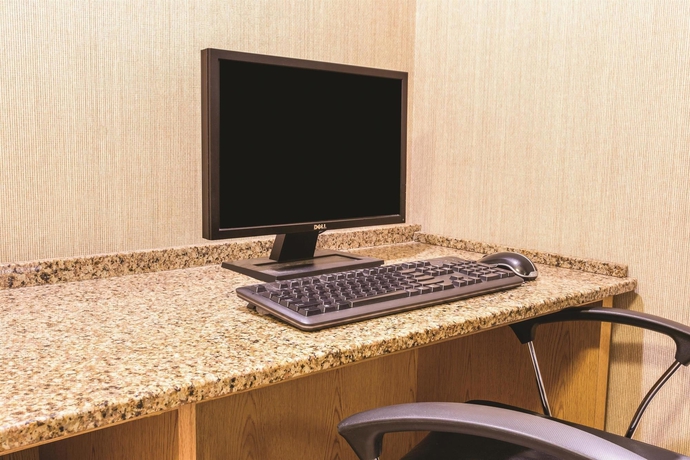 Imagen de los interiores del Hotel La Quinta Inn and Suites By Wyndham San Francisco Airport N. Foto 15