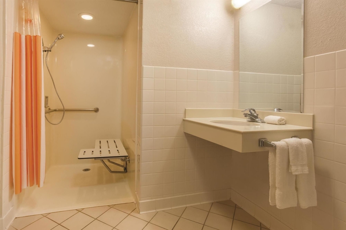 Imagen de la habitación del Hotel La Quinta Inn and Suites By Wyndham San Francisco Airport N. Foto 11