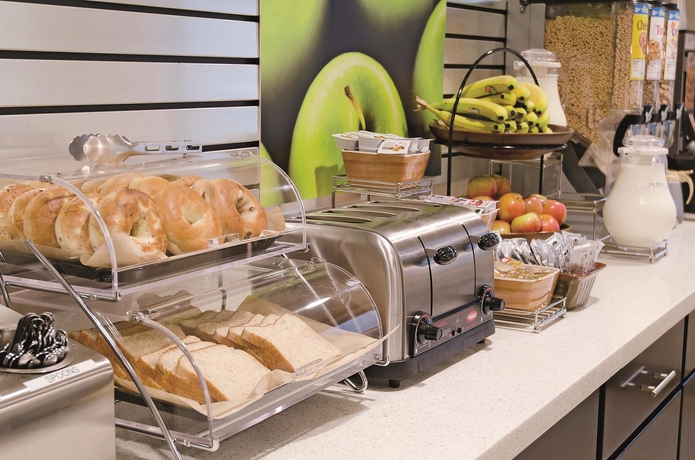 Imagen del bar/restaurante del Hotel La Quinta Inn and Suites By Wyndham San Jose Airport. Foto 6