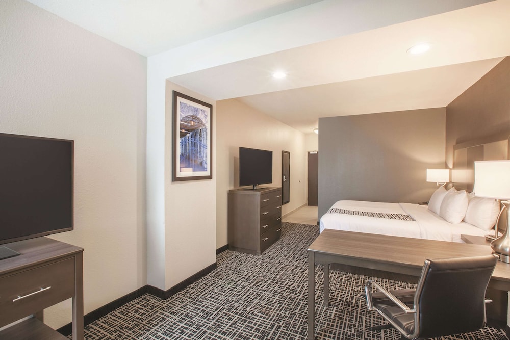 Imagen de la habitación del Hotel La Quinta Inn and Suites By Wyndham San Marcos Outlet Mall. Foto 9