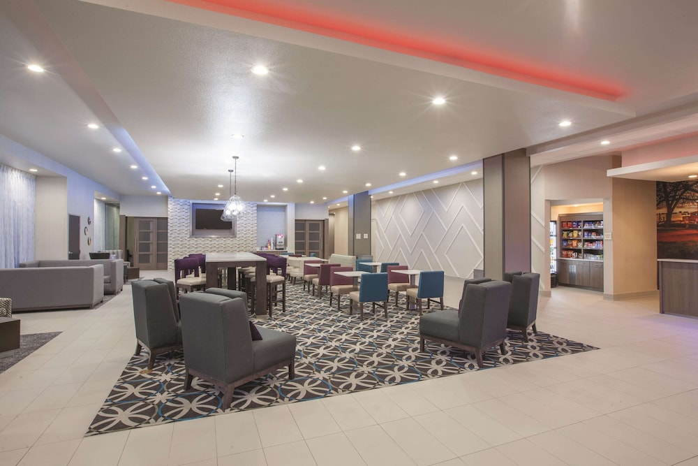 Imagen de los interiores del Hotel La Quinta Inn and Suites By Wyndham San Marcos Outlet Mall. Foto 19