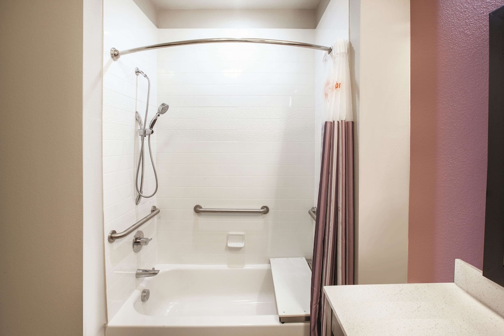 Imagen de la habitación del Hotel La Quinta Inn and Suites By Wyndham San Marcos Outlet Mall. Foto 15