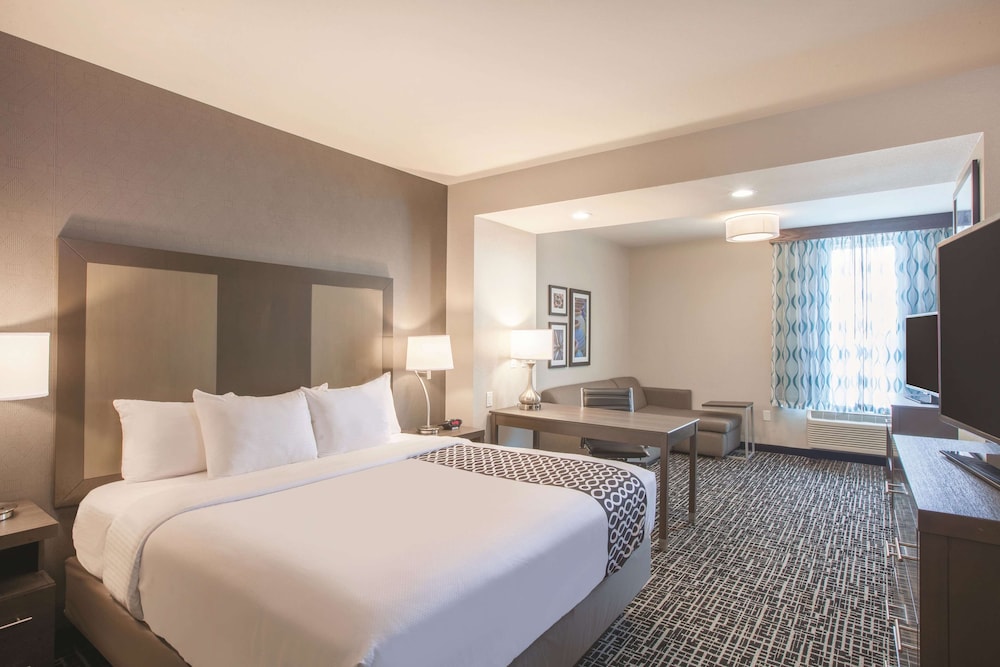 Imagen de la habitación del Hotel La Quinta Inn and Suites By Wyndham San Marcos Outlet Mall. Foto 17