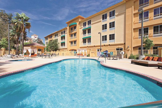 Imagen de la piscina del Hotel La Quinta Inn and Suites By Wyndham Santa Clarita - Valencia. Foto 17