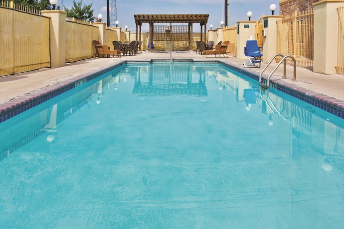 Imagen de la piscina del Hotel La Quinta Inn and Suites By Wyndham Schertz-san Antonio-selma. Foto 10