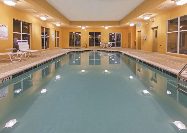 Imagen de la piscina del Hotel La Quinta Inn and Suites By Wyndham Searcy. Foto 18