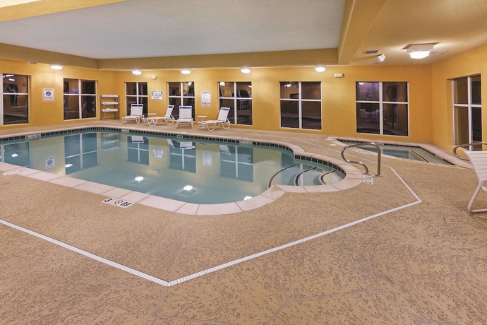 Imagen de la piscina del Hotel La Quinta Inn and Suites By Wyndham Searcy. Foto 19