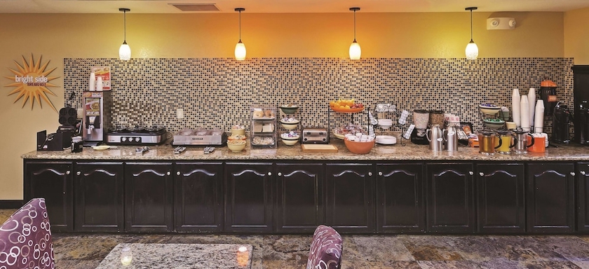 Imagen del bar/restaurante del Hotel La Quinta Inn and Suites By Wyndham Searcy. Foto 2