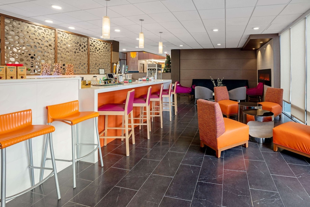 Imagen del bar/restaurante del Hotel La Quinta Inn and Suites By Wyndham Seattle Federal Way. Foto 2