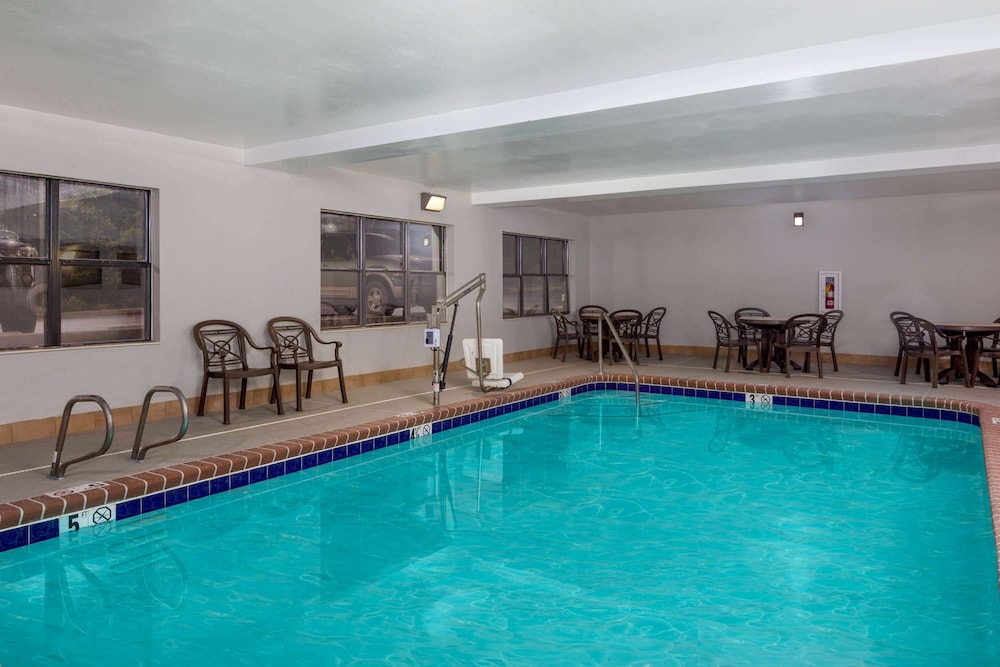 Imagen de la piscina del Hotel La Quinta Inn and Suites By Wyndham Snellville-stone Mountain. Foto 20