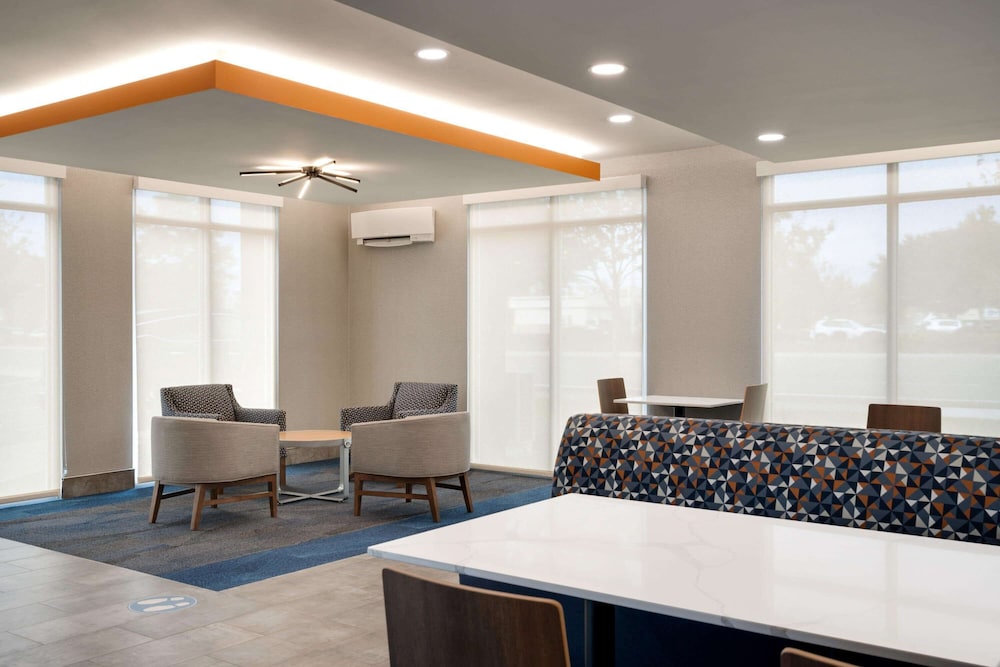 Imagen de los interiores del Hotel La Quinta Inn and Suites By Wyndham Springfield. Foto 18