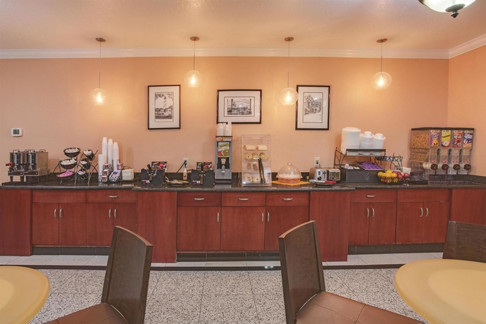 Imagen del bar/restaurante del Hotel La Quinta Inn and Suites By Wyndham St. Augustine. Foto 2
