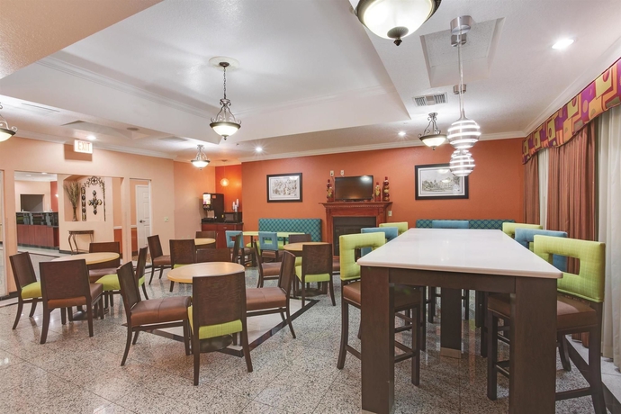 Imagen del bar/restaurante del Hotel La Quinta Inn and Suites By Wyndham St. Augustine. Foto 4